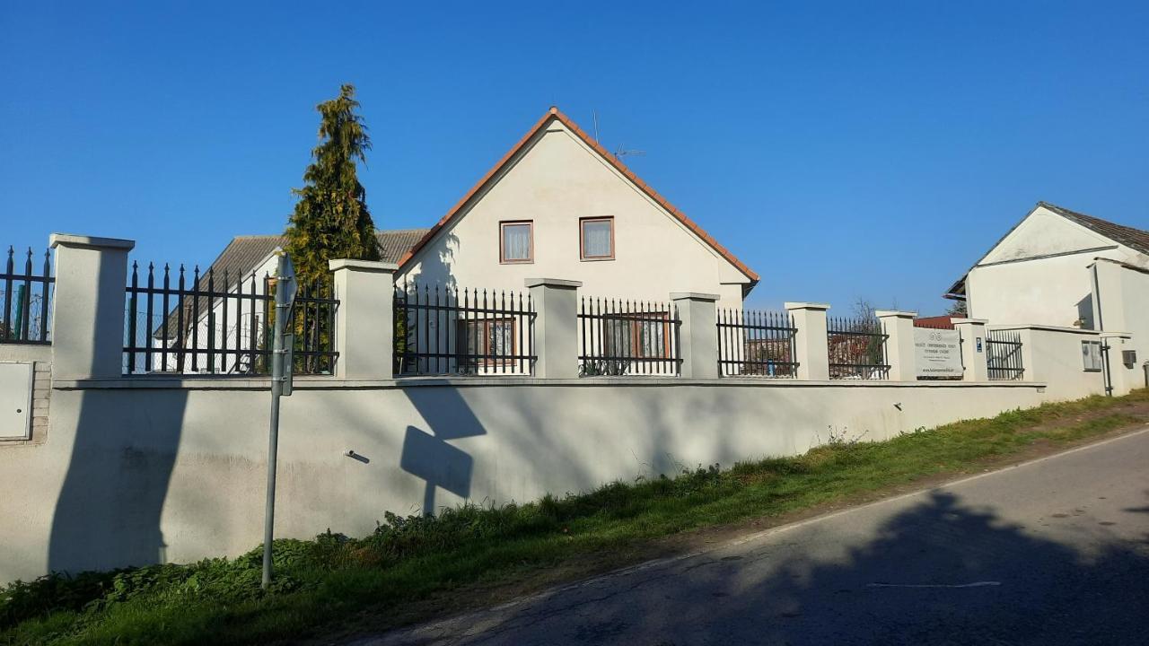 Podkrovi V Jihoceskem Statku Nemejice Exterior photo